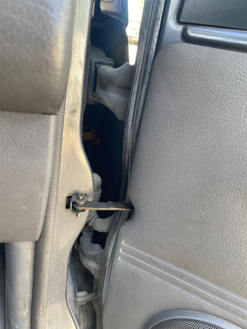 Foto de RETENEDOR PUERTA NISSAN SERENA (C23M) 2.3 Diesel (75 CV / 55 KW)
