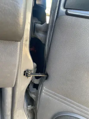 Foto de RETENEDOR PUERTA NISSAN SERENA (C23M) 2.3 Diesel (75 CV / 55 KW)