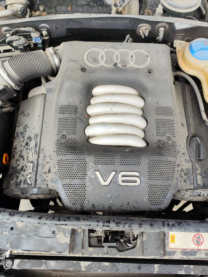 Foto de TAPA MOTOR AUDI A6 BERLINA (4B2) 2.4 V6 30V (165 CV / 121 KW)