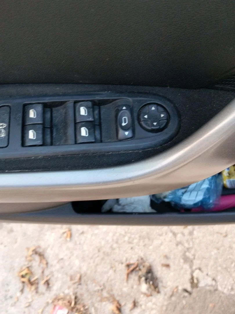 Foto de MANDO ELEVALUNAS DELANTERO IZQUIERDO PEUGEOT 308 SW 1.6 HDi FAP CAT (9HZ / DV6TED4) (109 CV / 80 KW)