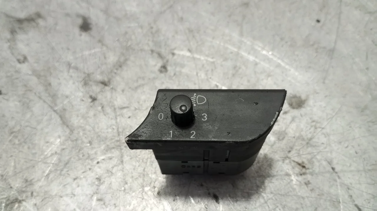 Foto de MANDO REGULACION FAROS AUDI A4 BERLINA (8E) 1.9 TDI (131 CV / 96 KW) referencia 8E1919094