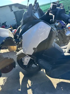 Foto de CARENADO DELANTERO IZQUIERDO YAMAHA X-MAX 300 292 cm3 - 20.6 kW (0 CV / 0 KW) foto 2