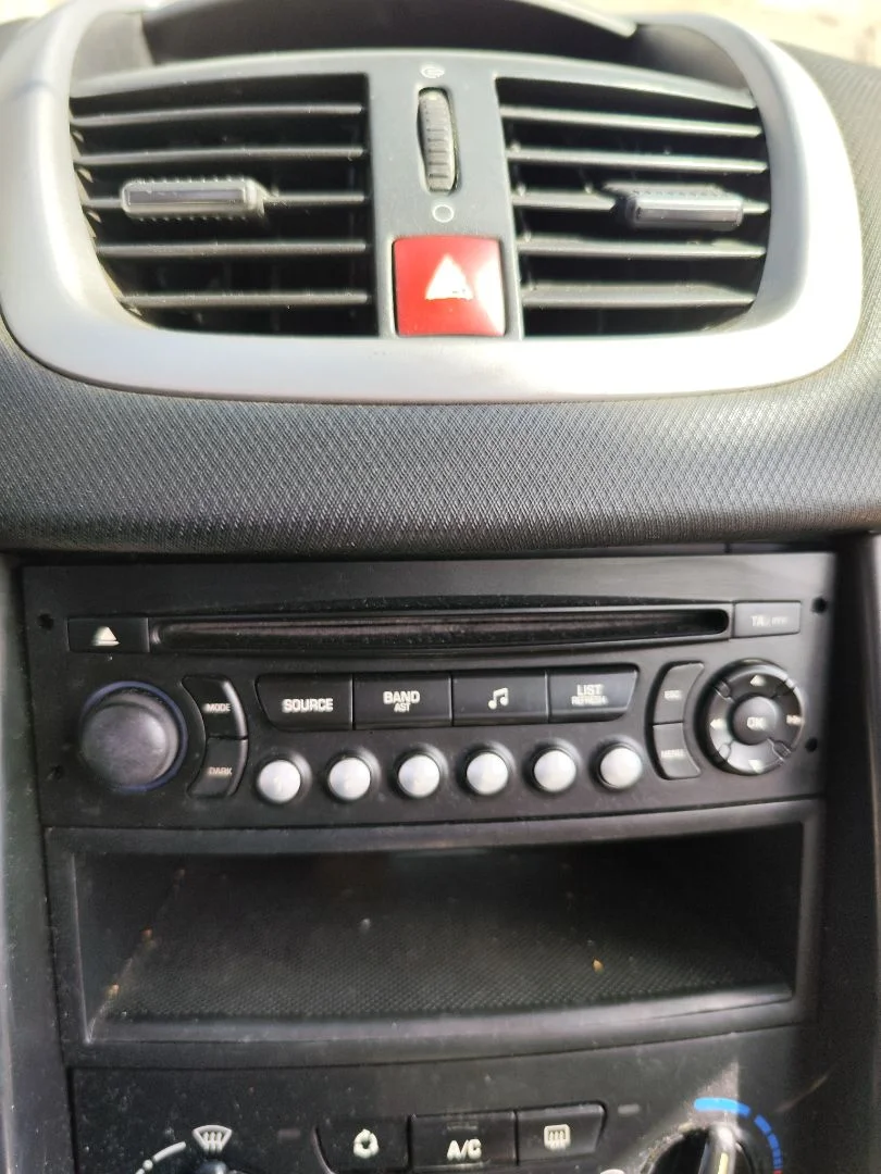 Foto de SISTEMA AUDIO / RADIO CD PEUGEOT 207 1.6 16V HDi (90 CV / 66 KW)