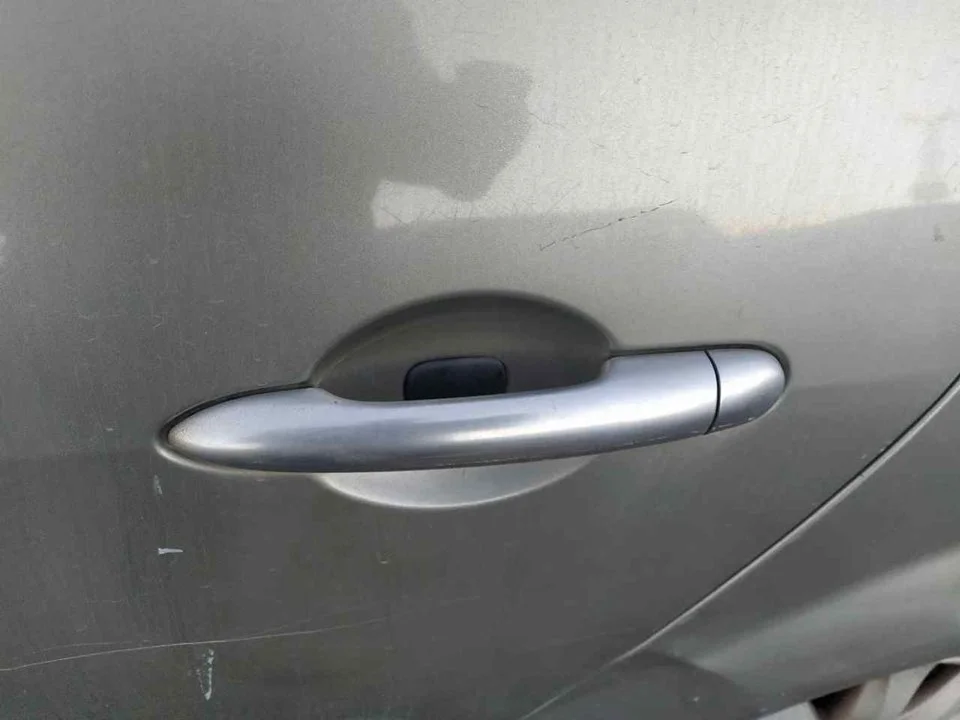 Foto de MANETA EXTERIOR TRASERA IZQUIERDA RENAULT SCENIC II 1.9 dCi Diesel FAP (131 CV / 96 KW) referencia 7701474436
