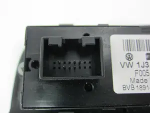 Foto de MANDO ELEVALUNAS DELANTERO IZQUIERDO VOLKSWAGEN GOLF IV BERLINA (1J1)(10.1997) referencia 1J3959857B foto 3