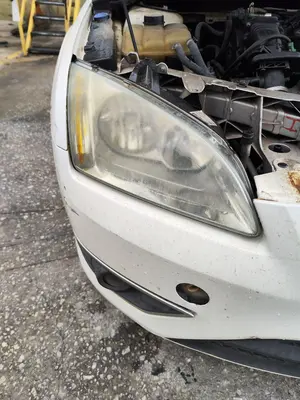 Foto de FARO DERECHO FORD FOCUS BERLINA (CAP) 1.6 TDCi CAT (90 CV / 66 KW)