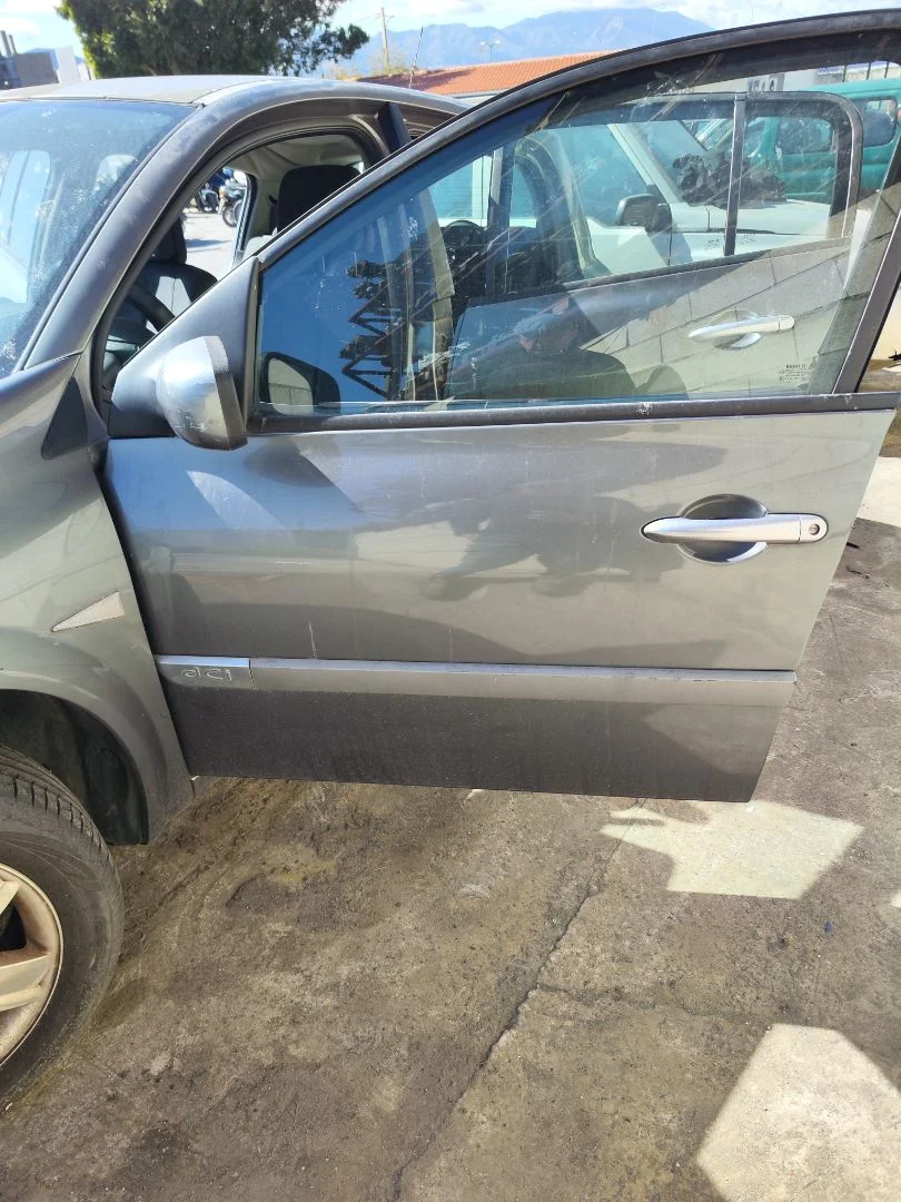 Foto de PUERTA DELANTERA IZQUIERDA RENAULT MEGANE II BERLINA 5P 1.5 dCi Diesel (101 CV / 74 KW) referencia 7751473728