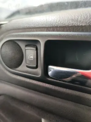 Foto de MANDO ELEVALUNAS TRASERO DERECHO VOLKSWAGEN PASSAT VARIANT (3B5) 1.9 TDI (110 CV / 81 KW)