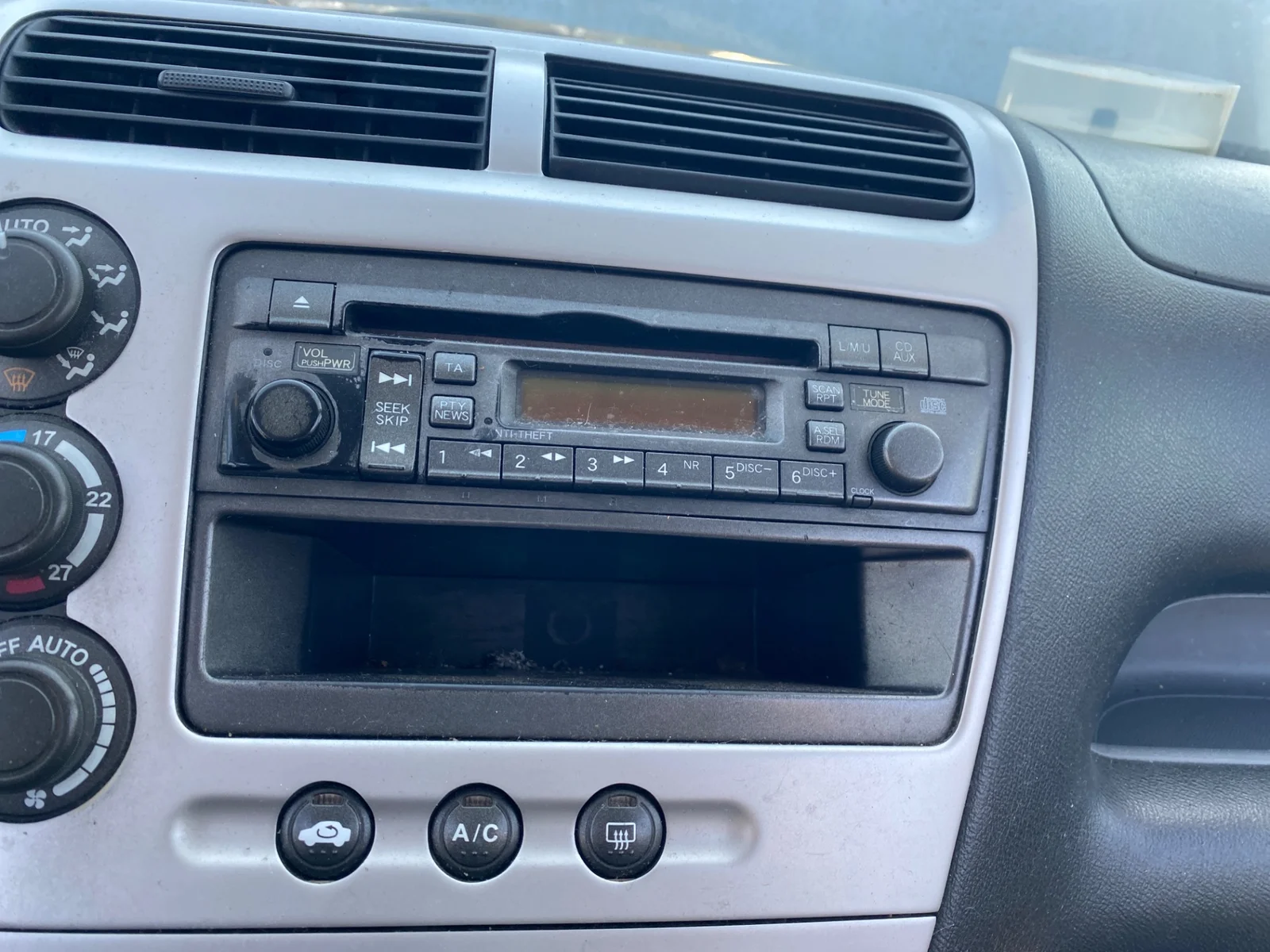 Foto de SISTEMA AUDIO / RADIO CD HONDA CIVIC BERLINA 3 PUERTAS (EP) 1.6 VTEC CAT (D 16 V 1) (110 CV / 81 KW)