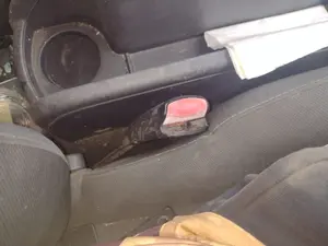 Foto de ENGANCHE CINTURON DELANTERO DERECHO RENAULT MEGANE III BERLINA 5P 1.5 dCi Diesel CAT (86 CV / 63 KW)