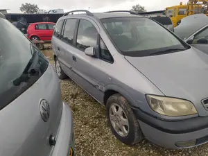 Foto de FARO DERECHO OPEL ZAFIRA A 2.0 DTI (101 CV / 74 KW)