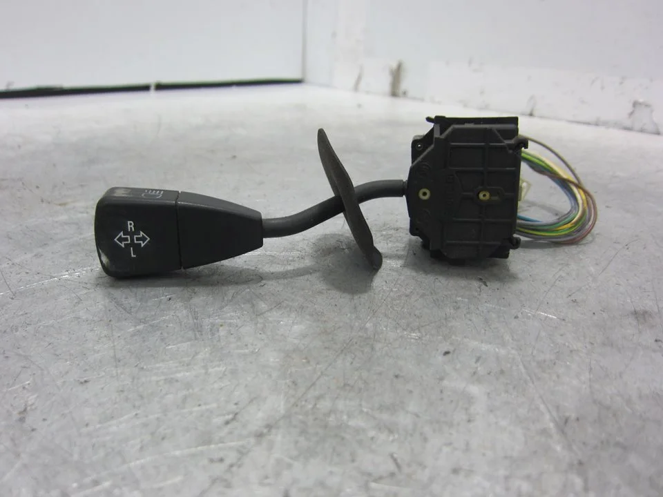 Foto de MANDO INTERMITENTES BMW SERIE 3 BERLINA (E36) 2.0 24V (150 CV / 110 KW) referencia 011003