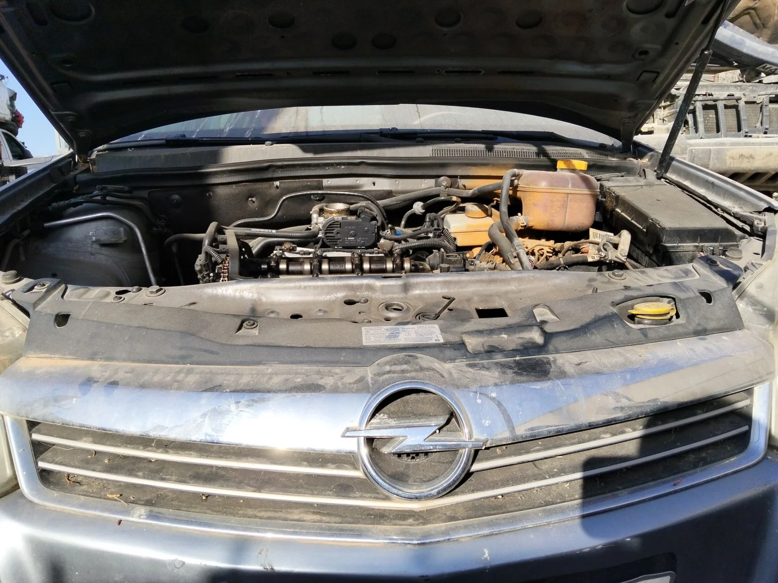 Foto de REJILLA DELANTERA OPEL ASTRA H BERLINA