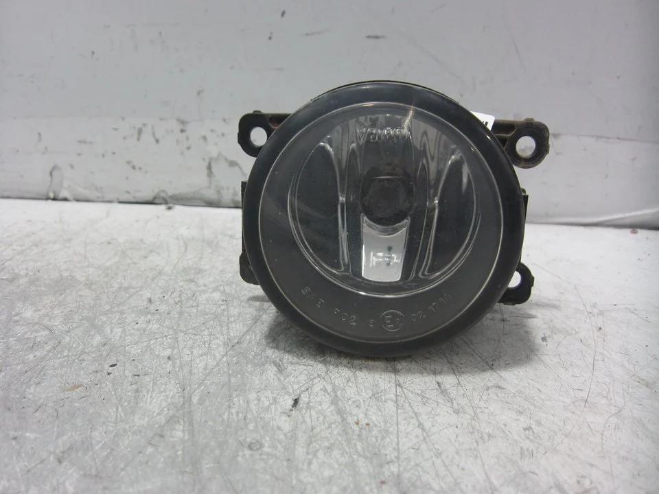 Foto de FARO ANTINIEBLA IZQUIERDO RENAULT MEGANE II COUPE/CABRIO 1.9 dCi Diesel FAP (131 CV / 96 KW) referencia 8200074008