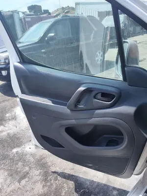 Foto de GUARNECIDO PUERTA DELANTERA IZQUIERDA CITROEN BERLINGO FURGÓN 1.6 16V HDi FAP (90 CV / 66 KW) referencia 9342JC