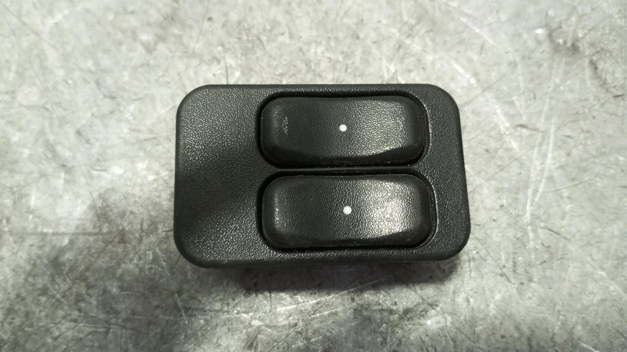 Foto de MANDO ELEVALUNAS DELANTERO IZQUIERDO OPEL CORSA C 1.7 16V DI CAT (Y 17 DTL / LK8) (65 CV / 48 KW) referencia 24409205