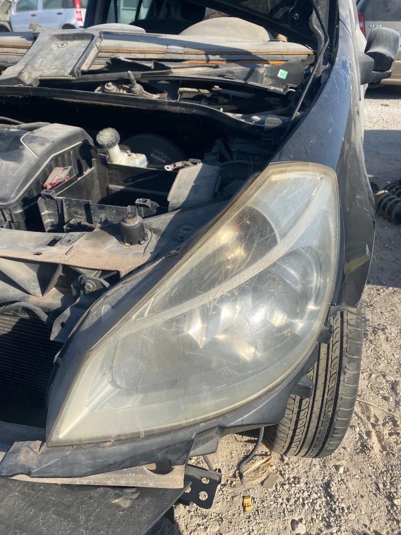 Foto de FARO IZQUIERDO RENAULT CLIO III 1.2 16V (75 CV / 55 KW) referencia 260608237R