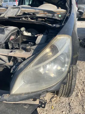 Foto de FARO IZQUIERDO RENAULT CLIO III 1.2 16V (75 CV / 55 KW) referencia 260608237R