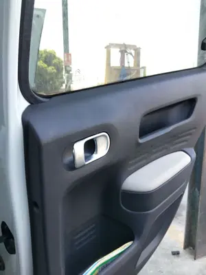 Foto de MANETA INTERIOR TRASERA DERECHA CITROEN C4 CACTUS 1.2 12V VTi (82 CV / 60 KW) referencia 98012885VV