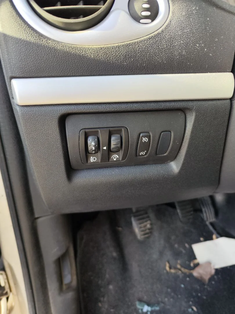 Foto de INTERRUPTOR RENAULT CLIO III 1.4 16V (98 CV / 72 KW)