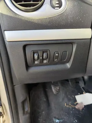 Foto de INTERRUPTOR RENAULT CLIO III 1.4 16V (98 CV / 72 KW)