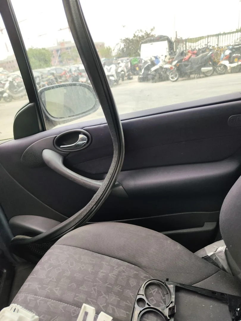 Foto de GUARNECIDO PUERTA DELANTERA DERECHA MERCEDES-BENZ CLASE A (BM 168) 1.4 CAT (82 CV / 60 KW) referencia A1687205470 7F31
