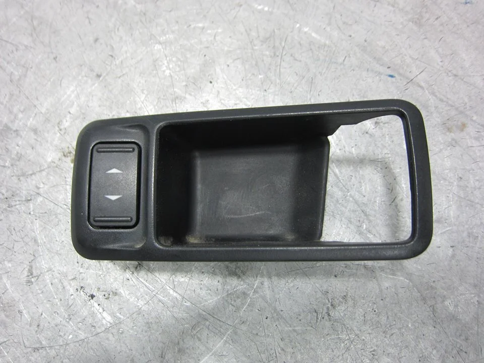 Foto de MANDO ELEVALUNAS DELANTERO DERECHO FORD FOCUS BERLINA (CB4) 1.6 16V CAT (101 CV / 74 KW) referencia 3M51226A36
