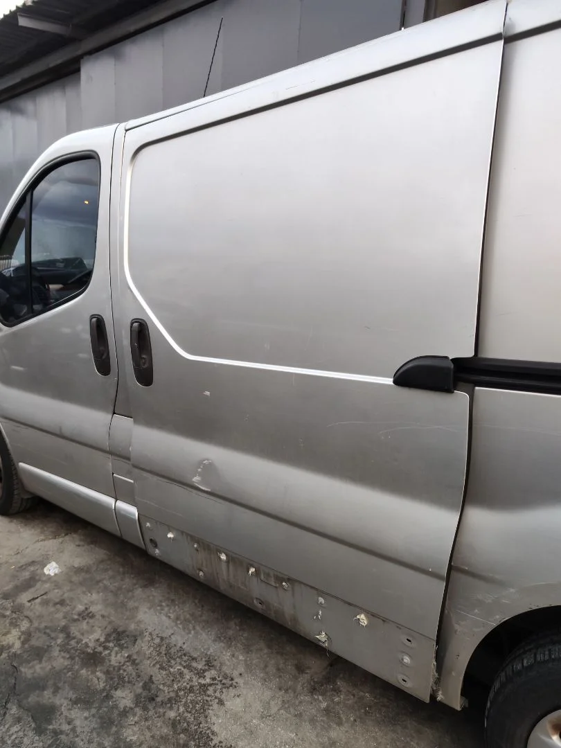 Foto de PUERTA TRASERA IZQUIERDA OPEL VIVARO FURGÓN/COMBI 2.0 16V CDTI (114 CV / 84 KW)