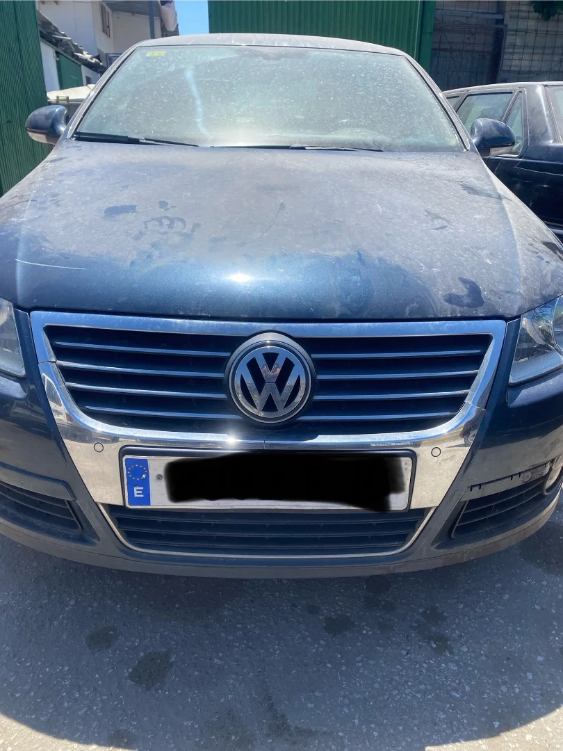 Foto de REJILLA DELANTERA VOLKSWAGEN PASSAT BERLINA (3C2) 2.0 TDI (140 CV / 103 KW)