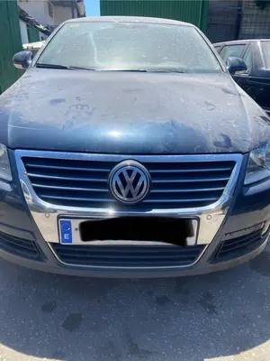Foto de REJILLA DELANTERA VOLKSWAGEN PASSAT BERLINA (3C2) 2.0 TDI (140 CV / 103 KW)