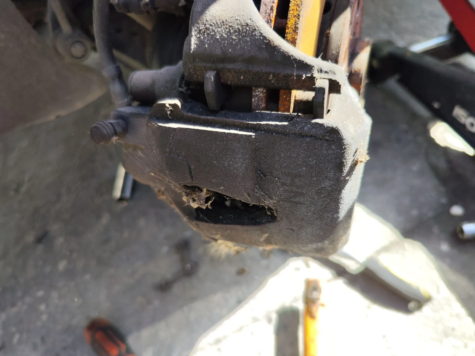 Foto de PINZA DE FRENO DELANTERA IZQUIERDA VOLKSWAGEN POLO IV (9N1) 1.4 16V (75 CV / 55 KW)