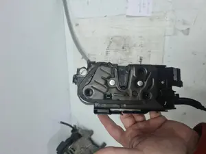 Foto de CERRADURA PUERTA DELANTERA IZQUIERDA VOLKSWAGEN TOURAN (5T1) 2.0 TDI (150 CV / 110 KW) referencia 5TA839015E foto 4
