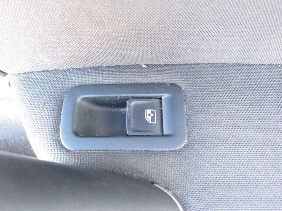 Foto de MANDO ELEVALUNAS TRASERO DERECHO VOLKSWAGEN GOLF VII BERLINA (BQ1/BE2) 1.6 TDI (116 CV / 85 KW)