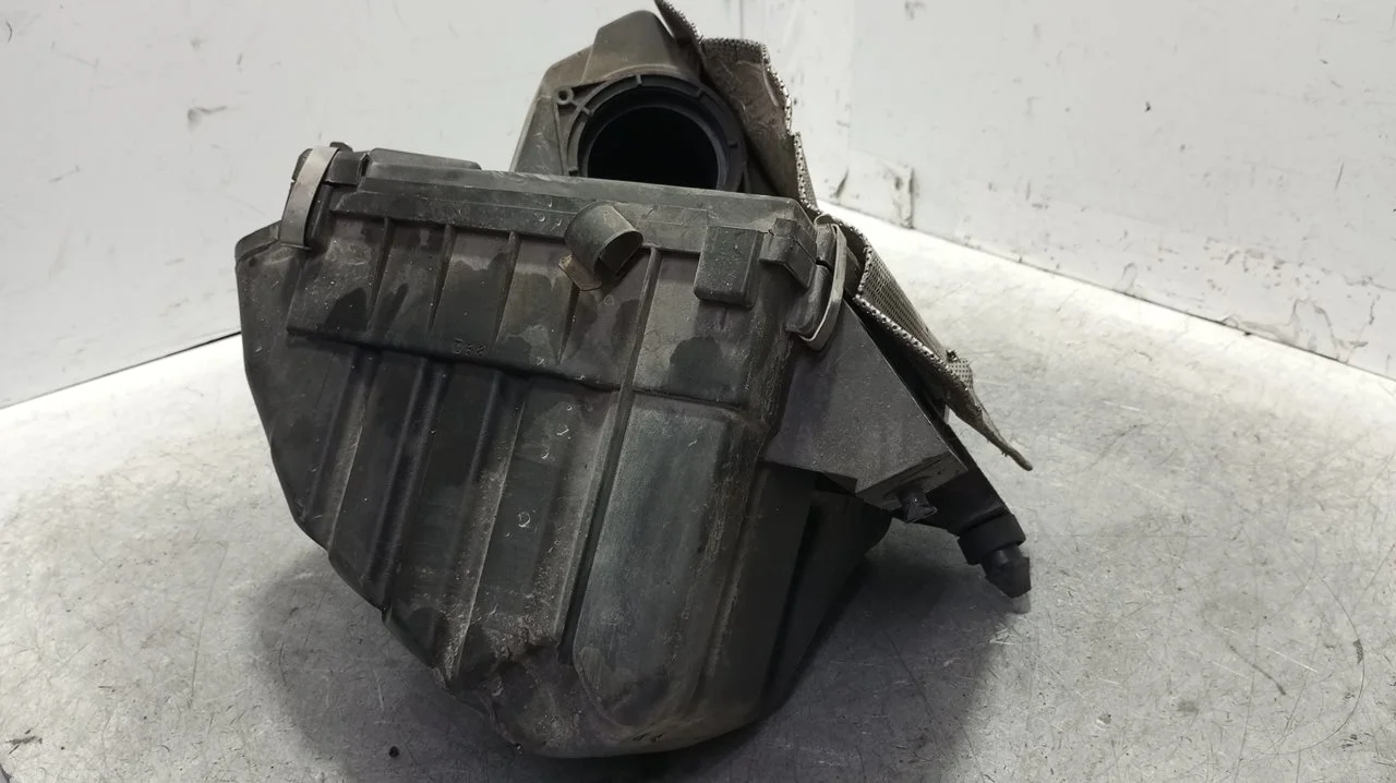 Foto de CAJA FILTRO AIRE VOLKSWAGEN PASSAT VARIANT (3B5) 1.9 TDI (116 CV / 85 KW) referencia 8D0129607AB