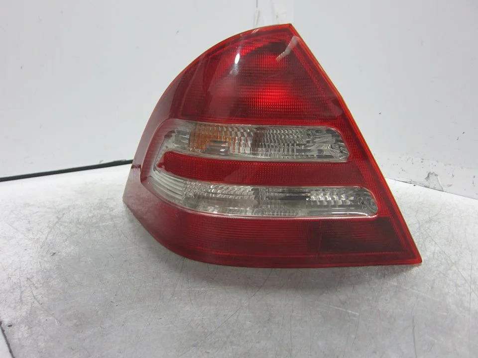 Foto de PILOTO TRASERO IZQUIERDO MERCEDES-BENZ CLASE C (BM 203) BERLINA 2.0 CAT (129 CV / 95 KW) referencia 084401917L