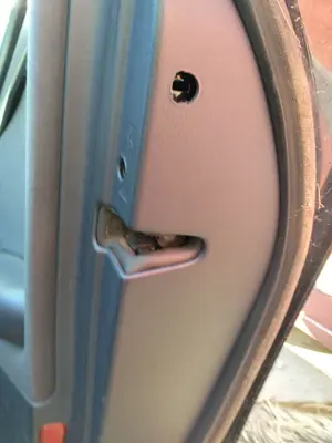 Foto de CERRADURA PUERTA TRASERA DERECHA AUDI A4 BERLINA (8E) 1.9 TDI (131 CV / 96 KW) referencia 8E0839015C