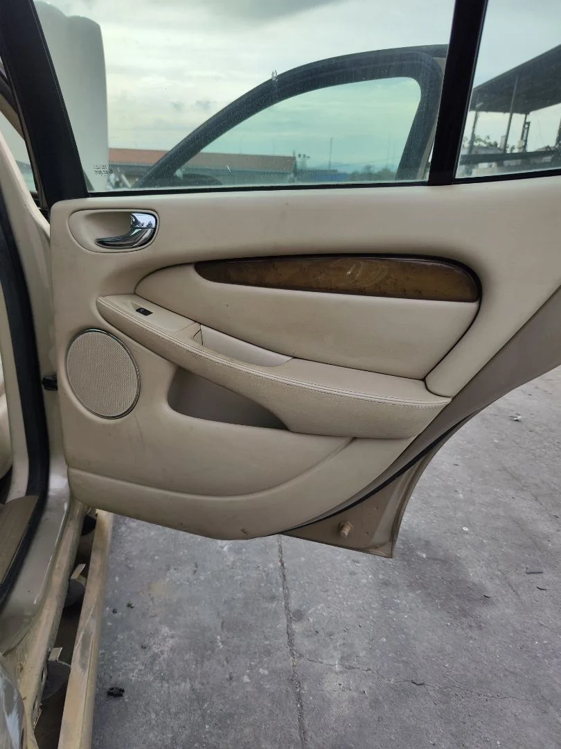Foto de GUARNECIDO PUERTA TRASERA DERECHA JAGUAR X-TYPE 2.1 V6 24V CAT (156 CV / 115 KW)
