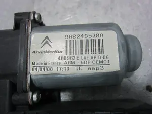 Foto de MOTOR ELEVALUNAS DELANTERO DERECHO CITROEN XSARA BERLINA 1.6 16V CAT (NFU / TU5JP4) (109 CV / 80 KW) referencia 9682495780 foto 2
