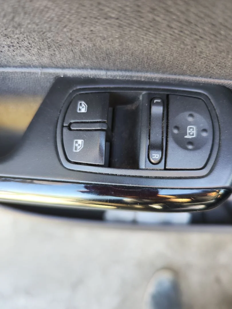 Foto de MANDO ELEVALUNAS DELANTERO IZQUIERDO OPEL CORSA D 1.2 16V CAT (Z 12 XEP / LB4) (80 CV / 59 KW)