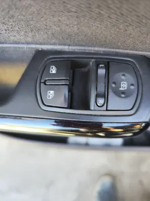 Foto de MANDO ELEVALUNAS DELANTERO IZQUIERDO OPEL CORSA D 1.2 16V CAT (Z 12 XEP / LB4) (80 CV / 59 KW)