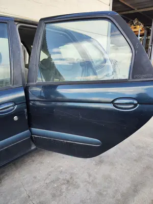 Foto de PUERTA TRASERA IZQUIERDA RENAULT SCENIC I (JA...) 1.9 dCi Diesel CAT (102 CV / 75 KW) referencia 7751472139