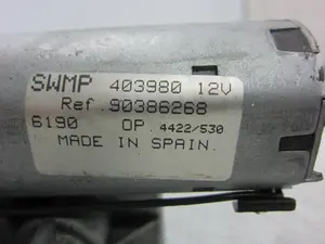 Foto de MOTOR LIMPIA TRASERO OPEL CORSA B 1.7 Diesel (57 CV / 42 KW) referencia 90386268 foto 2