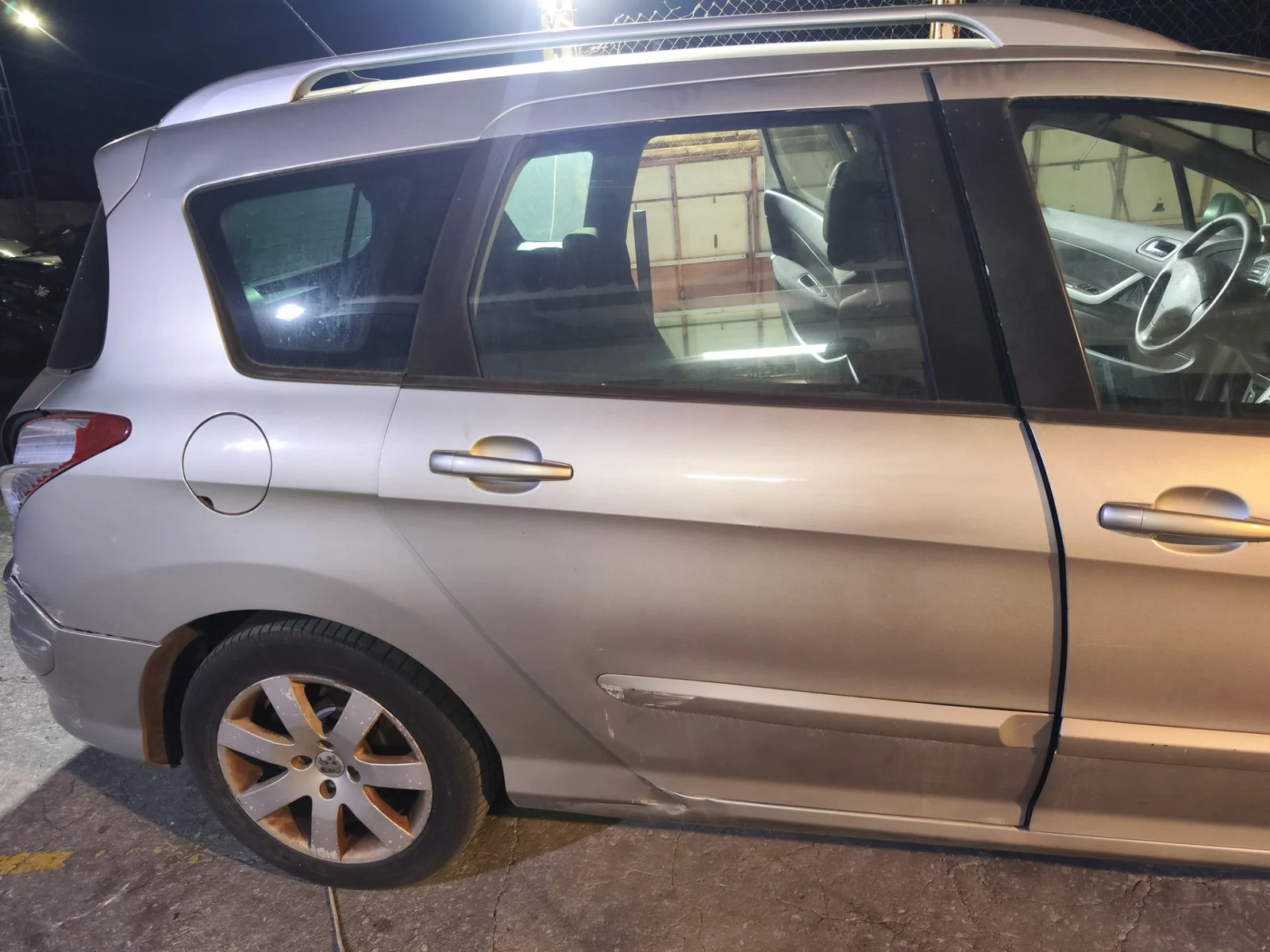 Foto de PUERTA TRASERA DERECHA PEUGEOT 308 SW 1.6 HDi FAP CAT (9HZ / DV6TED4) (109 CV / 80 KW) referencia 9008T0