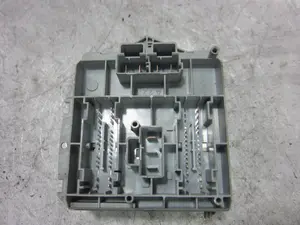 Foto de CAJA RELES / FUSIBLES ALFA ROMEO 147 (190) 1.9 JTD CAT (101 CV / 74 KW) referencia 51742420 foto 3