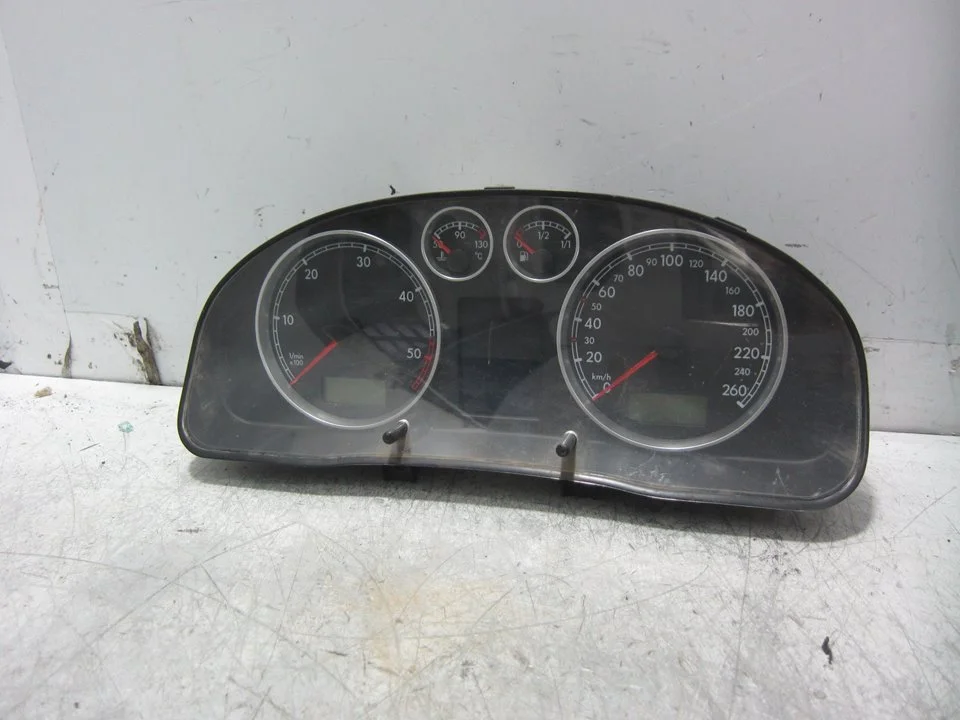Foto de CUADRO INSTRUMENTOS VOLKSWAGEN PASSAT BERLINA (3B3) 1.9 TDI (131 CV / 96 KW) referencia 3B0920825A