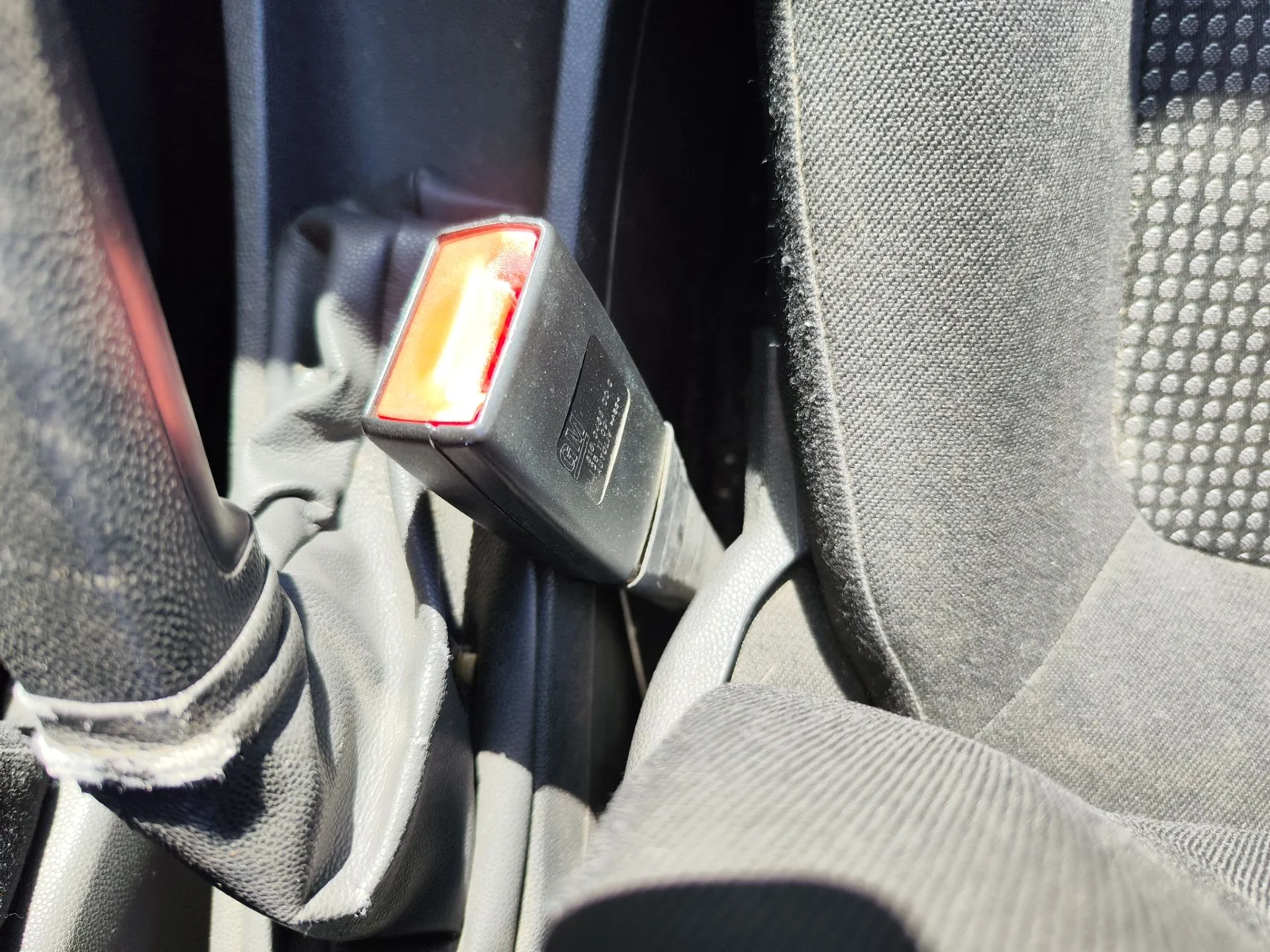 Foto de ENGANCHE CINTURON DELANTERO DERECHO OPEL CORSA D 1.2 16V CAT (Z 12 XEP / LB4) (80 CV / 59 KW)