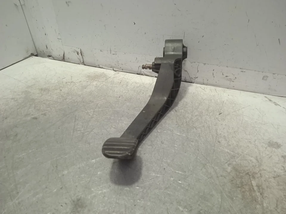 Foto de PEDAL EMBRAGUE DACIA DUSTER I 1.5 dCi Diesel CAT (86 CV / 63 KW) referencia 2308238002A