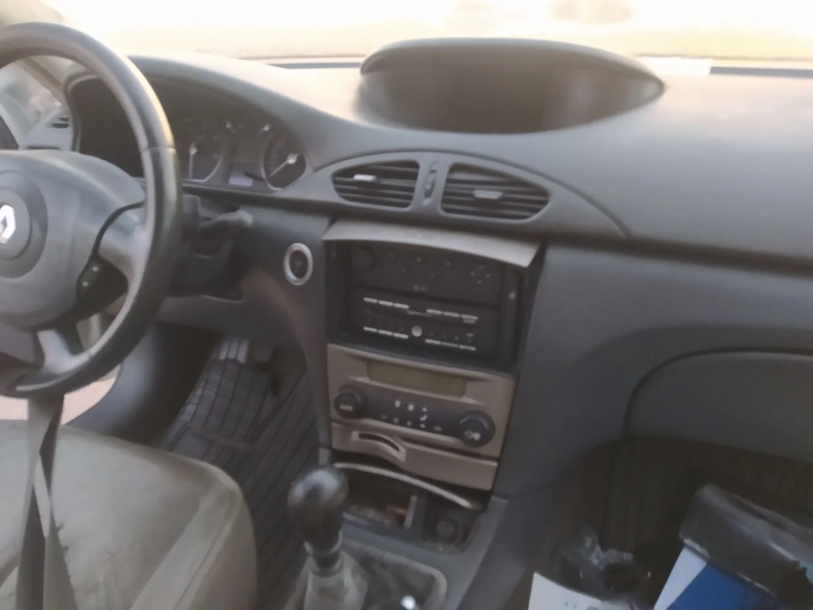 Foto de SISTEMA AUDIO / RADIO CD RENAULT LAGUNA II (BG0) 2.2 dCi Turbodiesel (150 CV / 110 KW)
