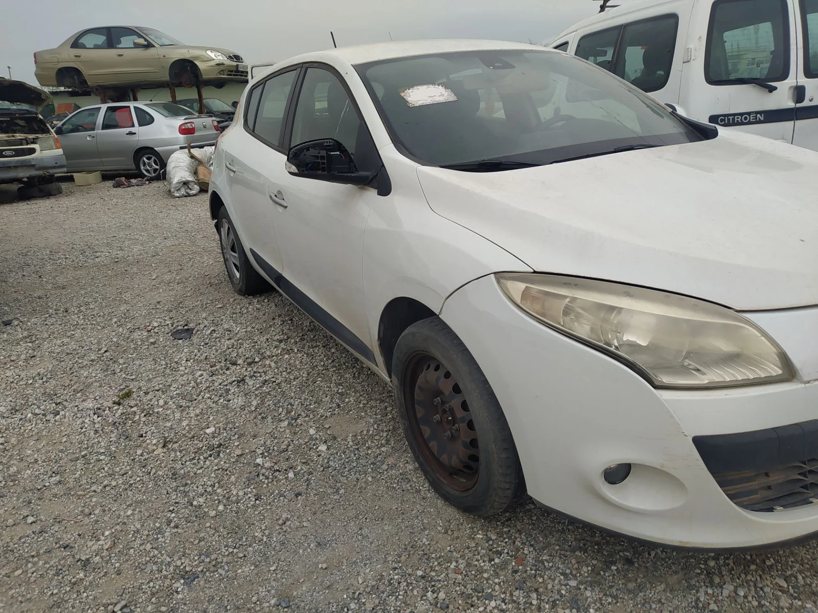 Foto de FARO ANTINIEBLA DERECHO RENAULT MEGANE III BERLINA 5P 1.5 dCi Diesel CAT (86 CV / 63 KW)