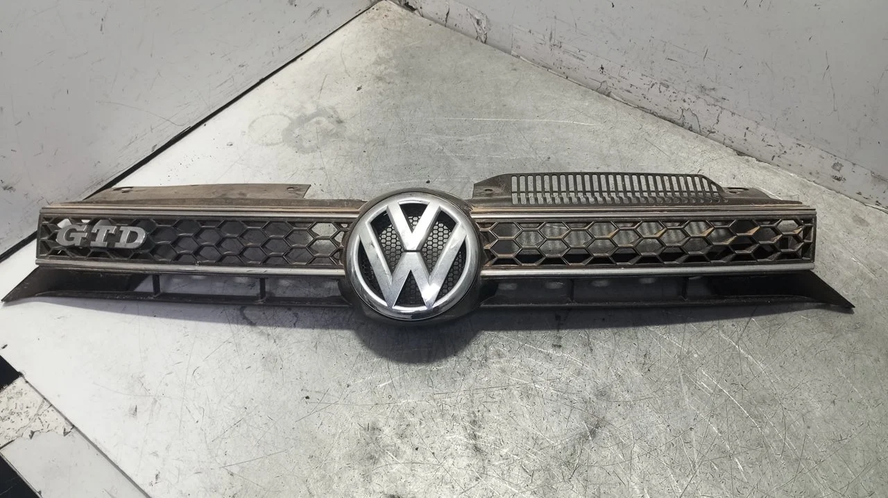 Foto de REJILLA DELANTERA VOLKSWAGEN GOLF VI (5K1)(10.2008) 2.0 TDI DPF (170 CV / 125 KW) referencia 5K0853651A